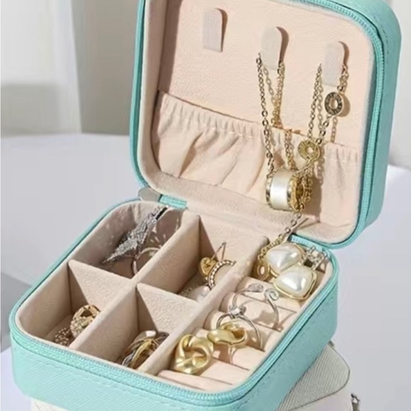 New travel size jewelry box in Tiffany blue with zipper - Picture 3 of 4